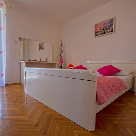 Komfortables Nur 400 Meter Zum Mit Traumhaften Meerblick * Novi Vinodolski